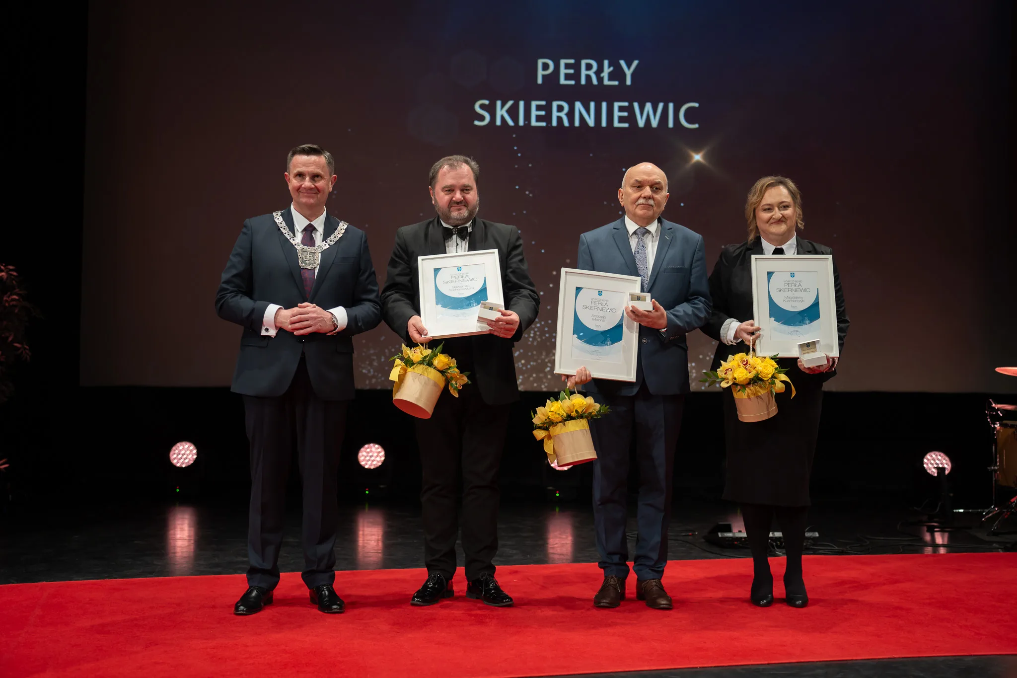 Laureaci nagrody Perła Skierniewic: Magdalena Kuśmierczyk, Andrzej Melon i Sławomir Trochonowicz na wspólnym zdjęciu z prezydentem Krzysztofem Jażdżykiem podczas gali.