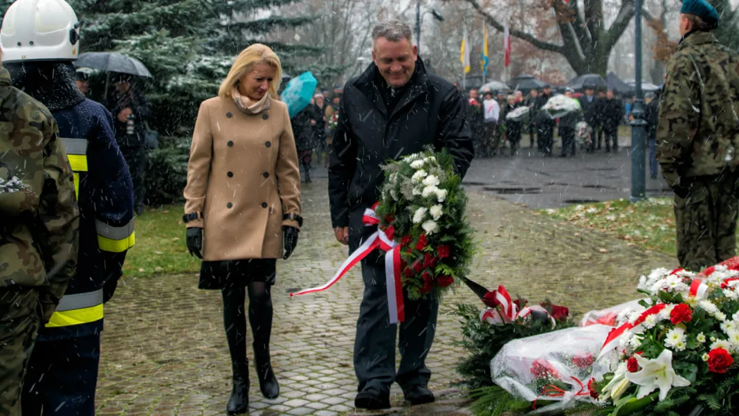 Mariusz Marasek i Aneta Paprocka składają kwiaty pod pomnikiem Niepodległości w Skierniewicach.