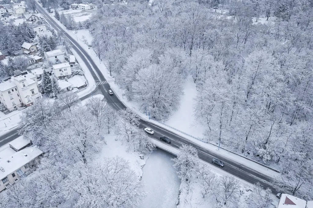 Widok z drona na most na Prymasowskiej w Skierniewicach i dolinę rzeki Łupi