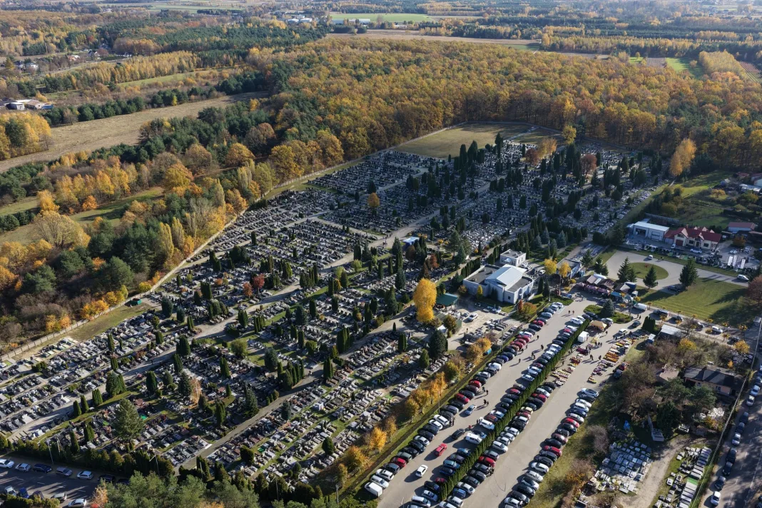 Nekropolii z lotu ptaka – Cmentarz komunalny w Skierniewicach przy ul. Strobowskiej.