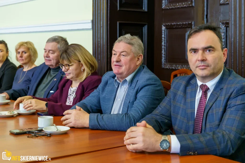 Darmowe wyjazdy do teatrów i muzeów. Sprawdź, jak szkoły z powiatu skierniewickiego wykorzystały 290 tys. zł. 1 powiat skierniewicki z sukcesem konczy program wyjscie z klasa 11 z 31 1024x683 watermarked large
