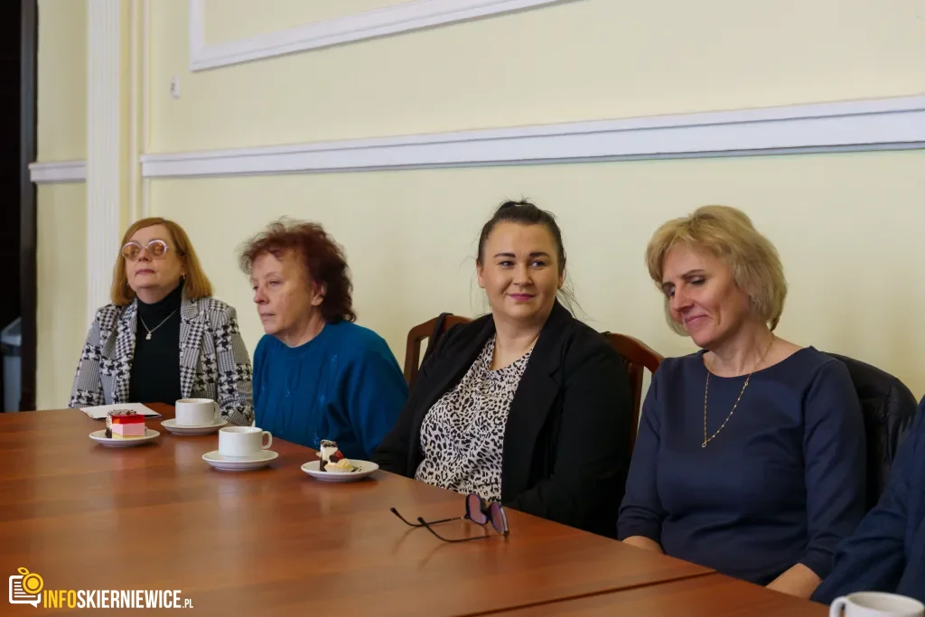 Darmowe wyjazdy do teatrów i muzeów. Sprawdź, jak szkoły z powiatu skierniewickiego wykorzystały 290 tys. zł. 5 powiat skierniewicki z sukcesem konczy program wyjscie z klasa 14 z 31 1024x683 watermarked large