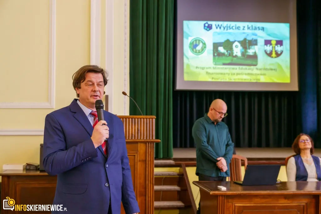 Konferencja prasowa w Starostwie Powiatowym w Skierniewicach podsumowująca program Wyjście z klasą – wicestarosta Tadeusz Grotkowski i dyrektorzy szkół.