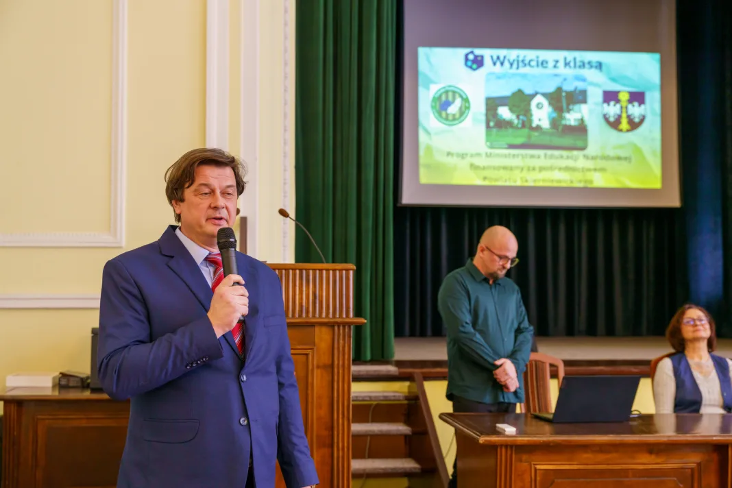 Konferencja prasowa w Starostwie Powiatowym w Skierniewicach podsumowująca program Wyjście z klasą – wicestarosta Tadeusz Grotkowski i dyrektorzy szkół.