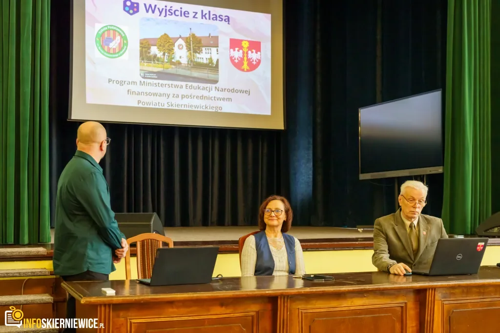 Darmowe wyjazdy do teatrów i muzeów. Sprawdź, jak szkoły z powiatu skierniewickiego wykorzystały 290 tys. zł. 1 powiat skierniewicki z sukcesem konczy program wyjscie z klasa 17 z 31 1024x683 watermarked large