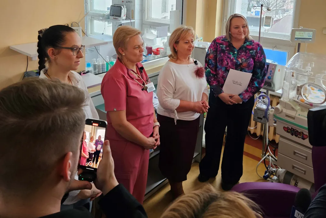 Fioletowe fotele do kangurowania wcześniaków na oddziale noworodkowym szpitala w Skierniewicach – dar fundacji Matkowe Love.