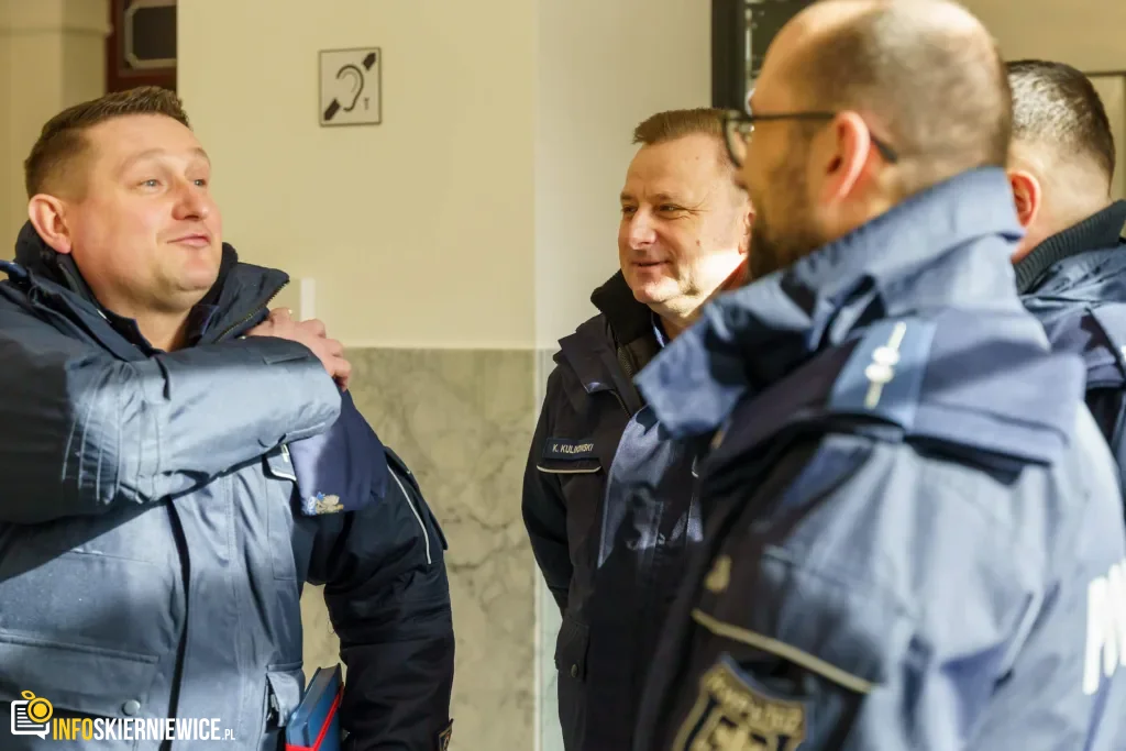 Ćwiczenia służb mundurowych na dworcu PKP w Skierniewicach: akcja straży pożarnej i policji, ewakuacja pasażerów oraz symulacja zadymienia w zabytkowym budynku.