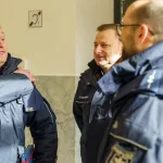 Ćwiczenia służb mundurowych na dworcu PKP w Skierniewicach: akcja straży pożarnej i policji, ewakuacja pasażerów oraz symulacja zadymienia w zabytkowym budynku.