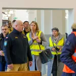 Ćwiczenia służb mundurowych na dworcu PKP w Skierniewicach: akcja straży pożarnej i policji, ewakuacja pasażerów oraz symulacja zadymienia w zabytkowym budynku.