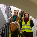 Ćwiczenia służb mundurowych na dworcu PKP w Skierniewicach: akcja straży pożarnej i policji, ewakuacja pasażerów oraz symulacja zadymienia w zabytkowym budynku.