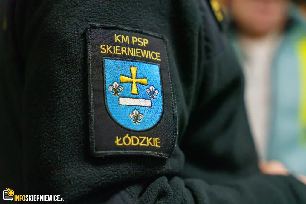 Ćwiczenia służb mundurowych na dworcu PKP w Skierniewicach: akcja straży pożarnej i policji, ewakuacja pasażerów oraz symulacja zadymienia w zabytkowym budynku.