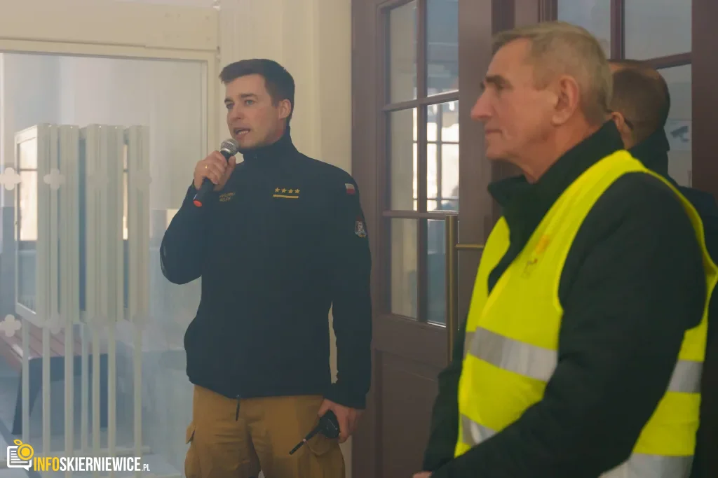 Ćwiczenia służb mundurowych na dworcu PKP w Skierniewicach: akcja straży pożarnej i policji, ewakuacja pasażerów oraz symulacja zadymienia w zabytkowym budynku.