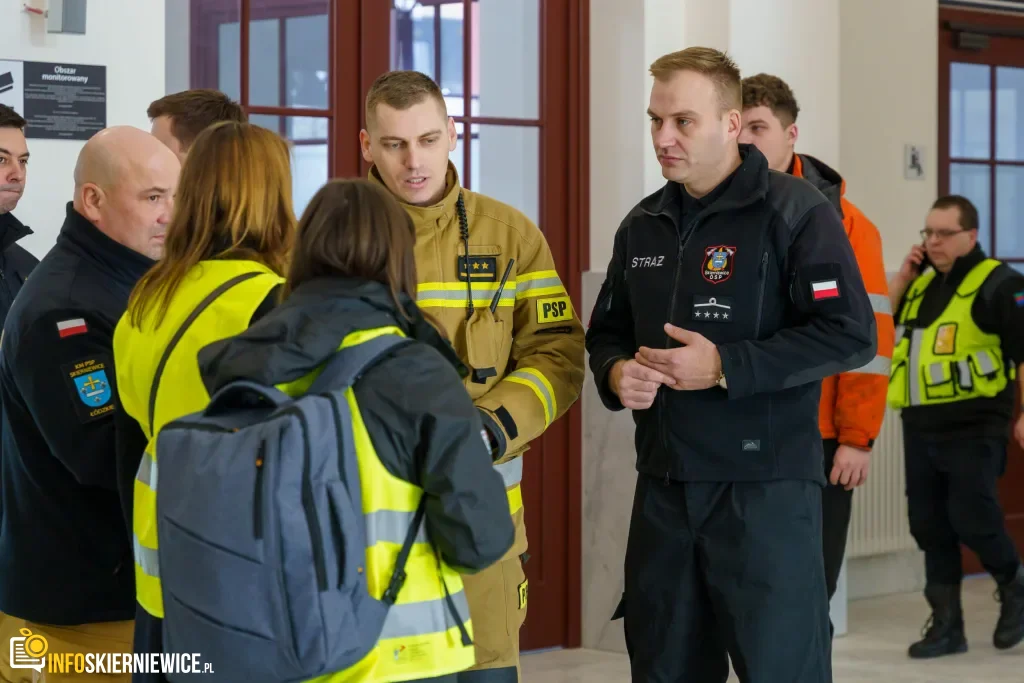 Ćwiczenia służb mundurowych na dworcu PKP w Skierniewicach: akcja straży pożarnej i policji, ewakuacja pasażerów oraz symulacja zadymienia w zabytkowym budynku.