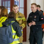 Ćwiczenia służb mundurowych na dworcu PKP w Skierniewicach: akcja straży pożarnej i policji, ewakuacja pasażerów oraz symulacja zadymienia w zabytkowym budynku.