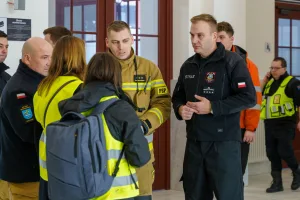 Ćwiczenia służb mundurowych na dworcu PKP w Skierniewicach: akcja straży pożarnej i policji, ewakuacja pasażerów oraz symulacja zadymienia w zabytkowym budynku.