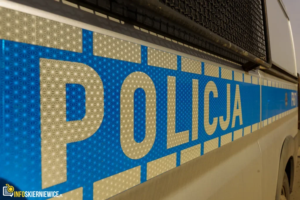 Ćwiczenia służb mundurowych na dworcu PKP w Skierniewicach: akcja straży pożarnej i policji, ewakuacja pasażerów oraz symulacja zadymienia w zabytkowym budynku.