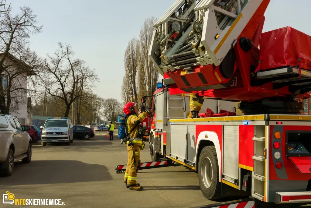 Ćwiczenia służb mundurowych na dworcu PKP w Skierniewicach: akcja straży pożarnej i policji, ewakuacja pasażerów oraz symulacja zadymienia w zabytkowym budynku.