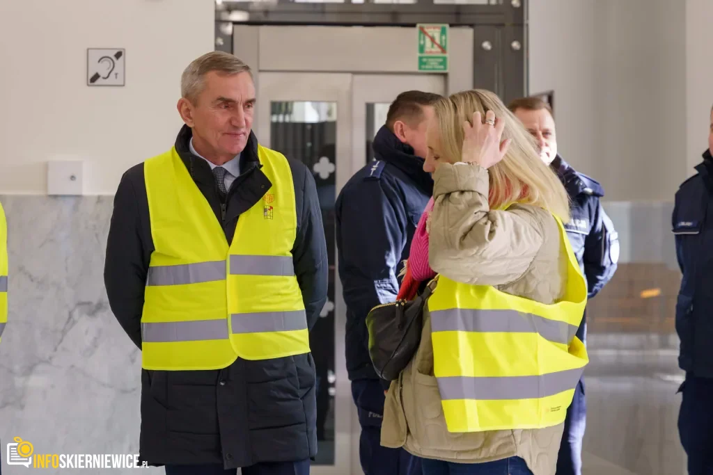 Ćwiczenia służb mundurowych na dworcu PKP w Skierniewicach: akcja straży pożarnej i policji, ewakuacja pasażerów oraz symulacja zadymienia w zabytkowym budynku.