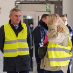Ćwiczenia służb mundurowych na dworcu PKP w Skierniewicach: akcja straży pożarnej i policji, ewakuacja pasażerów oraz symulacja zadymienia w zabytkowym budynku.