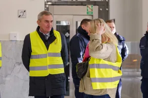 Ćwiczenia służb mundurowych na dworcu PKP w Skierniewicach: akcja straży pożarnej i policji, ewakuacja pasażerów oraz symulacja zadymienia w zabytkowym budynku.