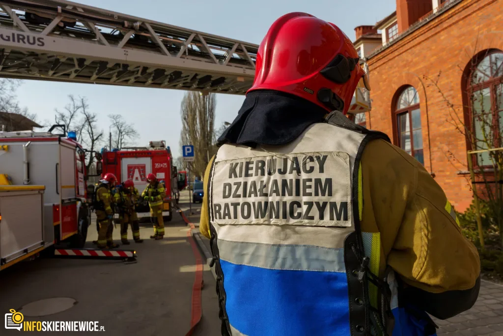 Ćwiczenia służb mundurowych na dworcu PKP w Skierniewicach: akcja straży pożarnej i policji, ewakuacja pasażerów oraz symulacja zadymienia w zabytkowym budynku.