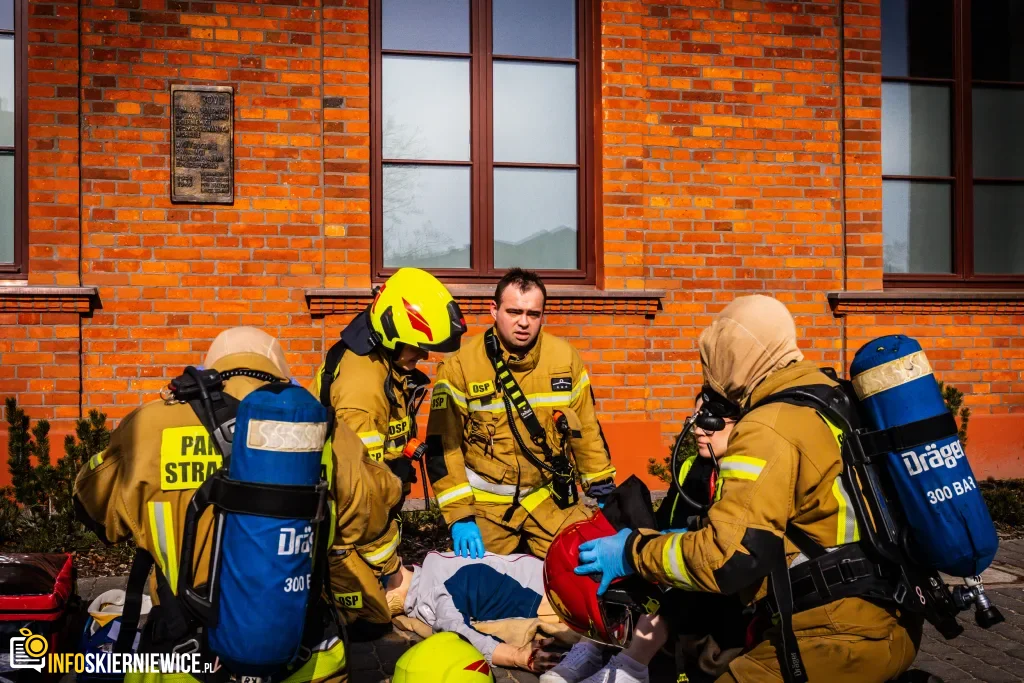 Ćwiczenia służb mundurowych na dworcu PKP w Skierniewicach: akcja straży pożarnej i policji, ewakuacja pasażerów oraz symulacja zadymienia w zabytkowym budynku.