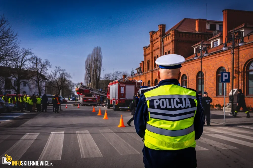 Ćwiczenia służb mundurowych na dworcu PKP w Skierniewicach: akcja straży pożarnej i policji, ewakuacja pasażerów oraz symulacja zadymienia w zabytkowym budynku.