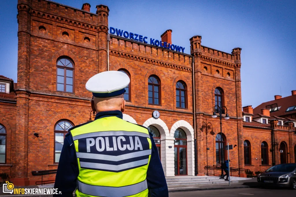 Ćwiczenia służb mundurowych na dworcu PKP w Skierniewicach: akcja straży pożarnej i policji, ewakuacja pasażerów oraz symulacja zadymienia w zabytkowym budynku.