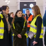 Ćwiczenia służb mundurowych na dworcu PKP w Skierniewicach: akcja straży pożarnej i policji, ewakuacja pasażerów oraz symulacja zadymienia w zabytkowym budynku.