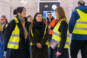 Ćwiczenia służb mundurowych na dworcu PKP w Skierniewicach: akcja straży pożarnej i policji, ewakuacja pasażerów oraz symulacja zadymienia w zabytkowym budynku.