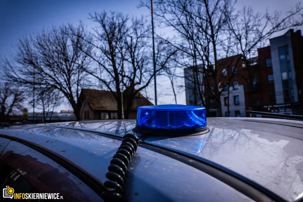 Ćwiczenia służb mundurowych na dworcu PKP w Skierniewicach: akcja straży pożarnej i policji, ewakuacja pasażerów oraz symulacja zadymienia w zabytkowym budynku.