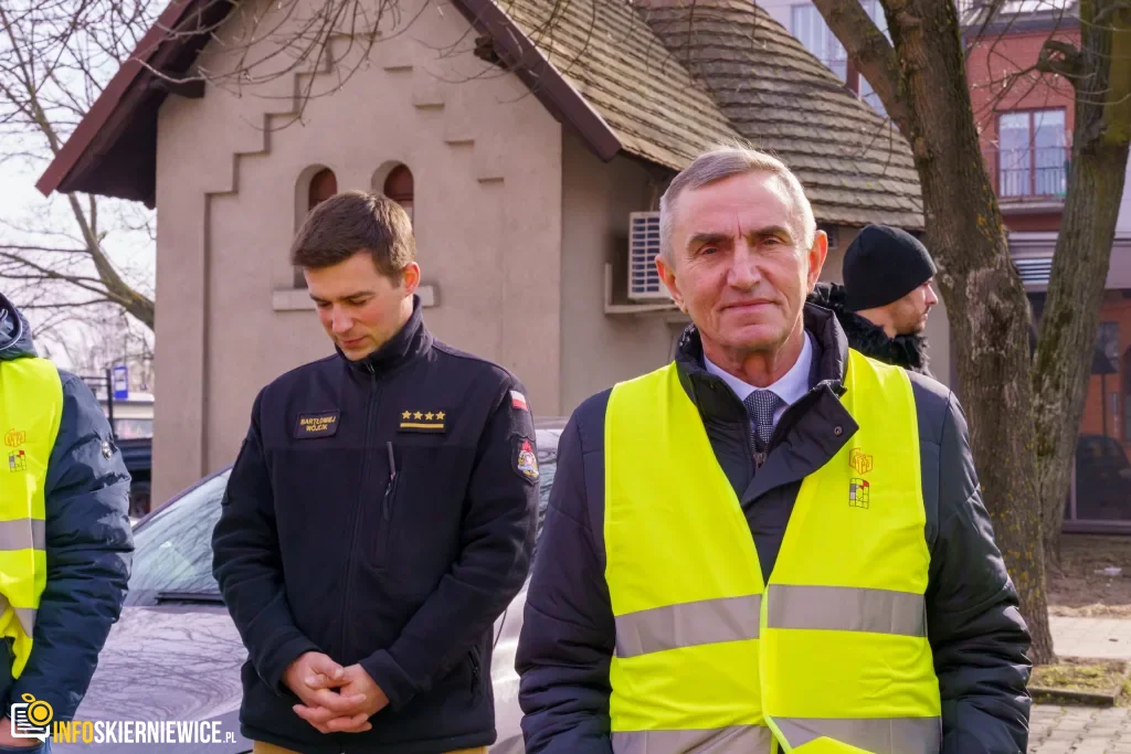 Ćwiczenia służb mundurowych na dworcu PKP w Skierniewicach: akcja straży pożarnej i policji, ewakuacja pasażerów oraz symulacja zadymienia w zabytkowym budynku.