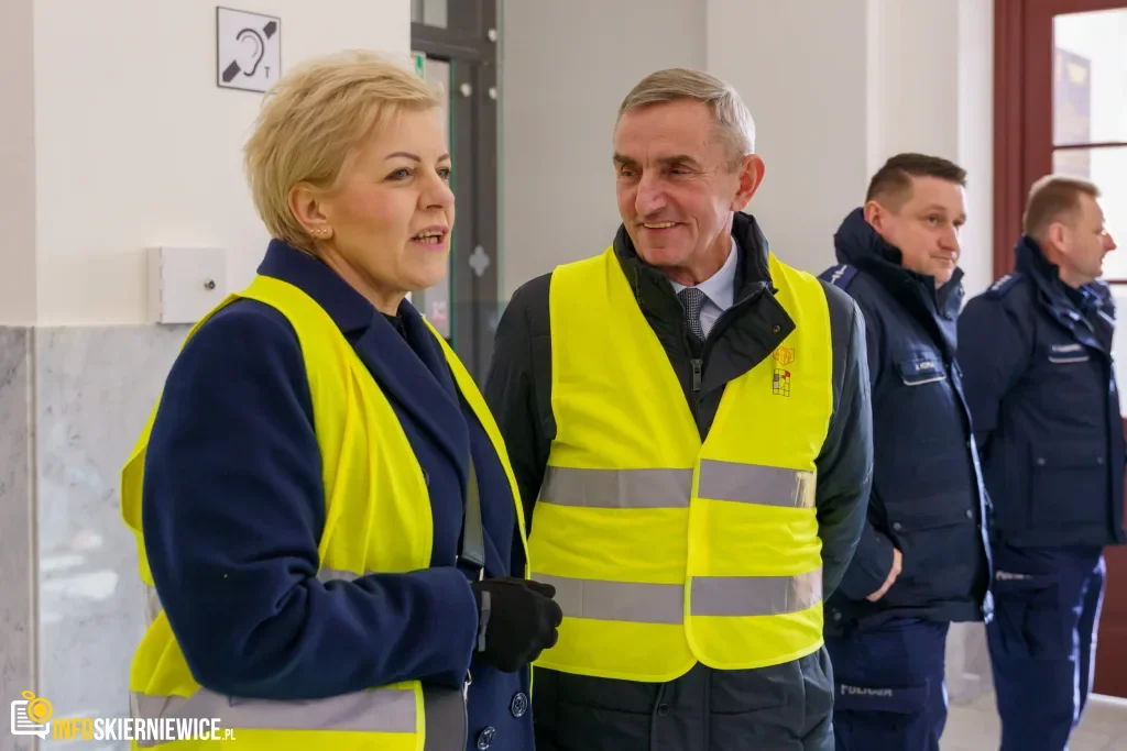 Ćwiczenia służb mundurowych na dworcu PKP w Skierniewicach: akcja straży pożarnej i policji, ewakuacja pasażerów oraz symulacja zadymienia w zabytkowym budynku.