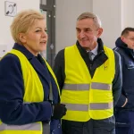 Ćwiczenia służb mundurowych na dworcu PKP w Skierniewicach: akcja straży pożarnej i policji, ewakuacja pasażerów oraz symulacja zadymienia w zabytkowym budynku.
