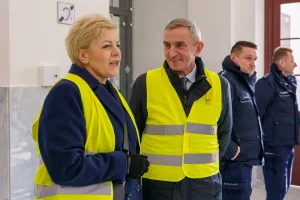Ćwiczenia służb mundurowych na dworcu PKP w Skierniewicach: akcja straży pożarnej i policji, ewakuacja pasażerów oraz symulacja zadymienia w zabytkowym budynku.