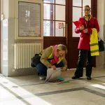 Ćwiczenia służb mundurowych na dworcu PKP w Skierniewicach: akcja straży pożarnej i policji, ewakuacja pasażerów oraz symulacja zadymienia w zabytkowym budynku.