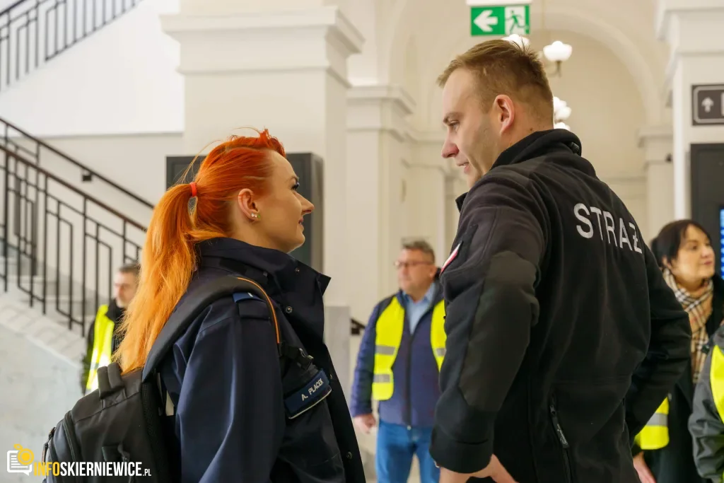 Ćwiczenia służb mundurowych na dworcu PKP w Skierniewicach: akcja straży pożarnej i policji, ewakuacja pasażerów oraz symulacja zadymienia w zabytkowym budynku.