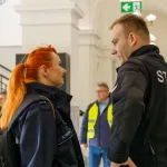 Ćwiczenia służb mundurowych na dworcu PKP w Skierniewicach: akcja straży pożarnej i policji, ewakuacja pasażerów oraz symulacja zadymienia w zabytkowym budynku.