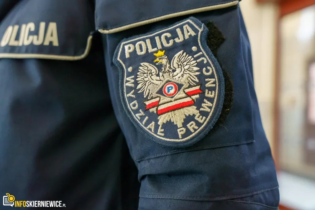 Ćwiczenia służb mundurowych na dworcu PKP w Skierniewicach: akcja straży pożarnej i policji, ewakuacja pasażerów oraz symulacja zadymienia w zabytkowym budynku.