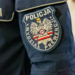 Ćwiczenia służb mundurowych na dworcu PKP w Skierniewicach: akcja straży pożarnej i policji, ewakuacja pasażerów oraz symulacja zadymienia w zabytkowym budynku.