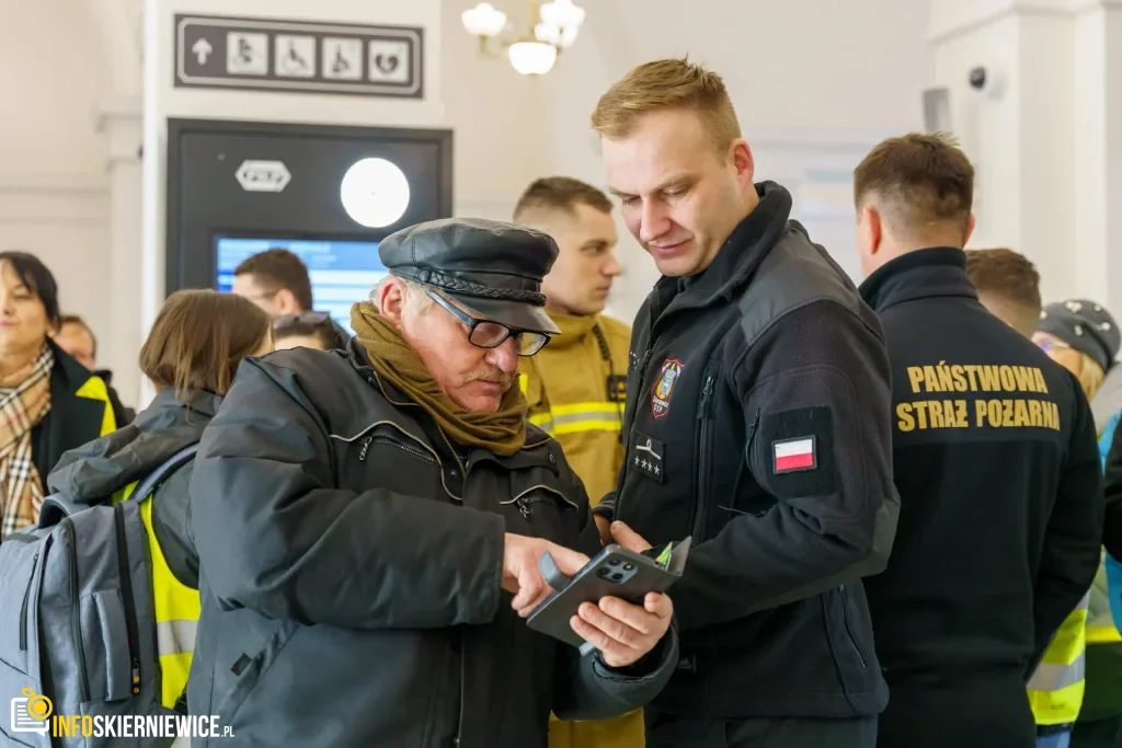 Ćwiczenia służb mundurowych na dworcu PKP w Skierniewicach: akcja straży pożarnej i policji, ewakuacja pasażerów oraz symulacja zadymienia w zabytkowym budynku.