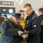 Ćwiczenia służb mundurowych na dworcu PKP w Skierniewicach: akcja straży pożarnej i policji, ewakuacja pasażerów oraz symulacja zadymienia w zabytkowym budynku.