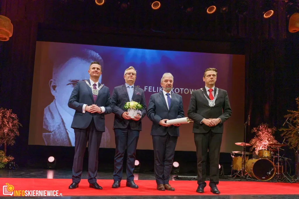 Wręczenie tytułu Honorowego Obywatela dla prof. Feliksa Kotowskiego – 569. urodziny Skierniewic. Na zdjęciu prezydent Krzysztof Jażdżyk, przewodniczący Jarosław Chęcielewski oraz odbierający nagrodę Krzysztof Rutkowski i Jacek Stępowski.