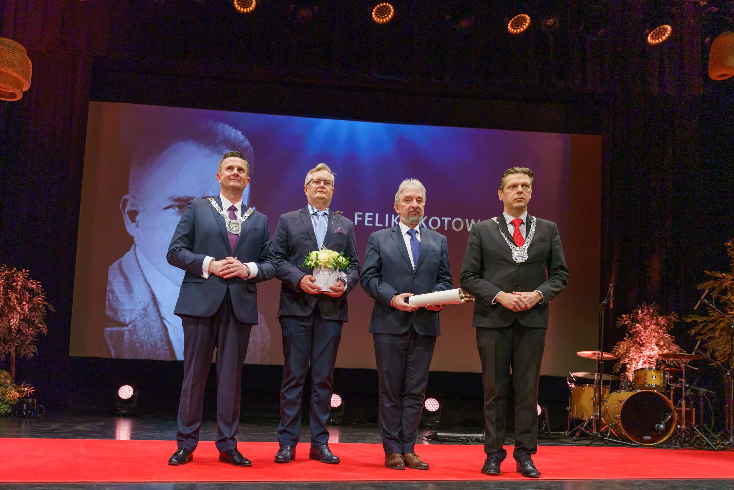 Wręczenie tytułu Honorowego Obywatela dla prof. Feliksa Kotowskiego – 569. urodziny Skierniewic. Na zdjęciu prezydent Krzysztof Jażdżyk, przewodniczący Jarosław Chęcielewski oraz odbierający nagrodę Krzysztof Rutkowski i Jacek Stępowski.