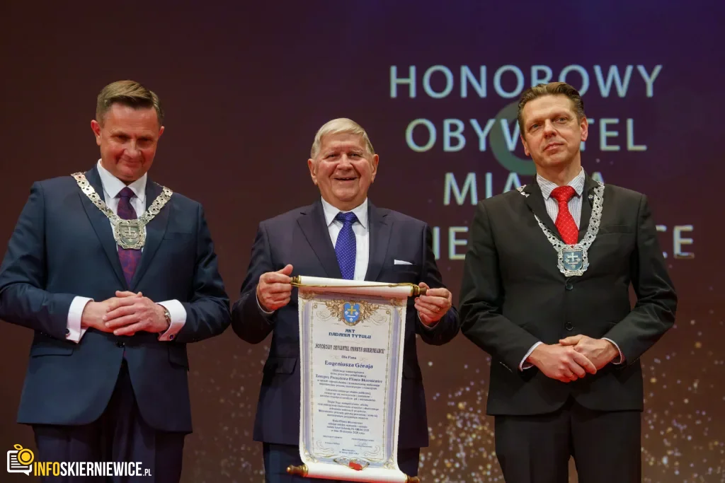Eugeniusz Góraj odbiera tytuł Honorowego Obywatela podczas gali 569. urodzin Skierniewic. Na zdjęciu z prezydentem Krzysztofem Jażdżykiem i przewodniczącym Jarosławem Chęcielewskim.