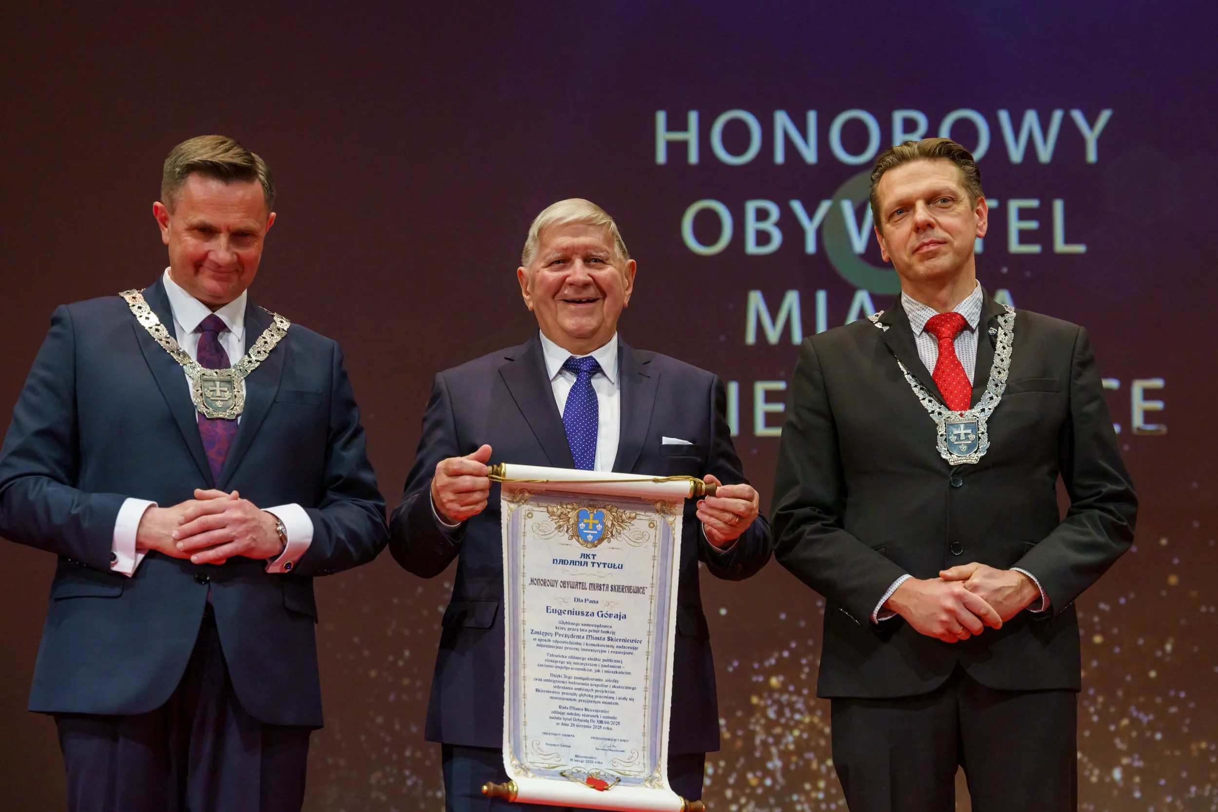 Eugeniusz Góraj odbiera tytuł Honorowego Obywatela podczas gali 569. urodzin Skierniewic. Na zdjęciu z prezydentem Krzysztofem Jażdżykiem i przewodniczącym Jarosławem Chęcielewskim.