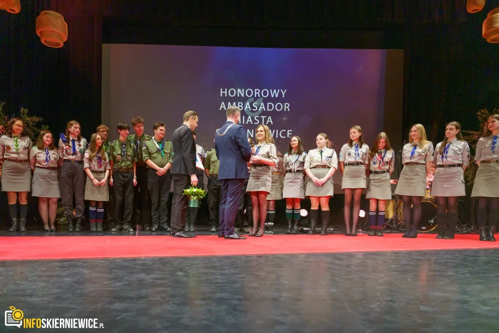 Reprezentacja Hufca ZHP Skierniewice odbiera tytuł Honorowego Ambasadora z rąk prezydenta Krzysztofa Jażdżyka i przewodniczącego Jarosława Chęcielewskiego podczas gali urodzin miasta.