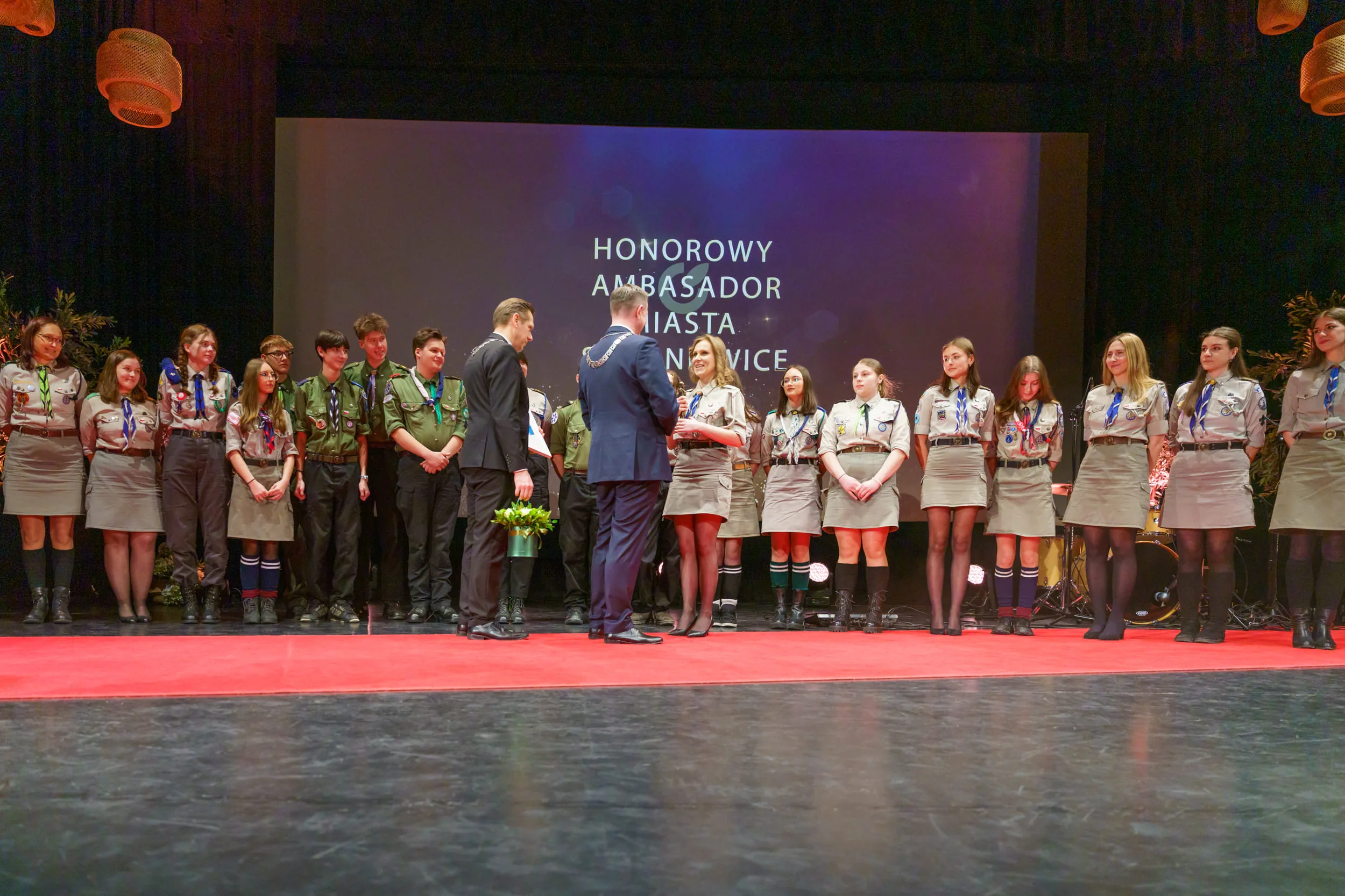 Reprezentacja Hufca ZHP Skierniewice odbiera tytuł Honorowego Ambasadora z rąk prezydenta Krzysztofat Jażdżyka i przewodniczącego Jarosława Chęcielewskiego podczas gali urodzin miasta.