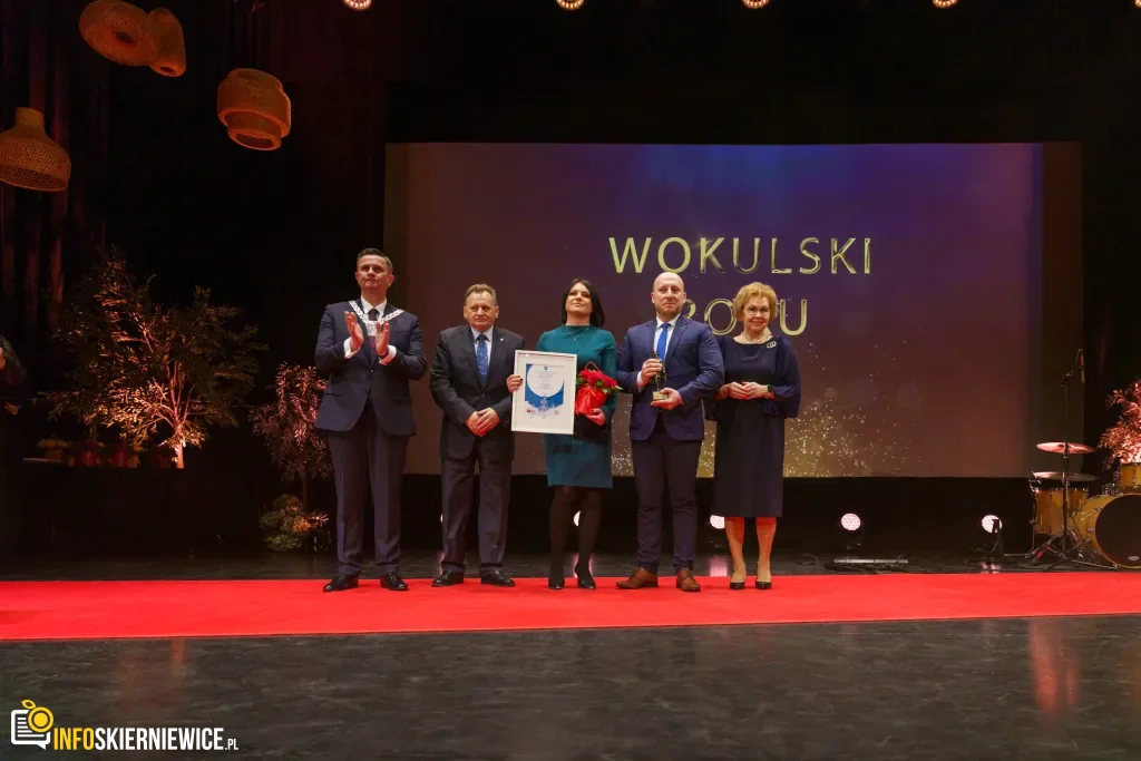 Przedstawiciele firmy OBIS odbierają statuetkę Wokulski Roku z rąk przedstawicieli Skierniewickiej Izby Gospodarczej podczas gali urodzin miasta.
