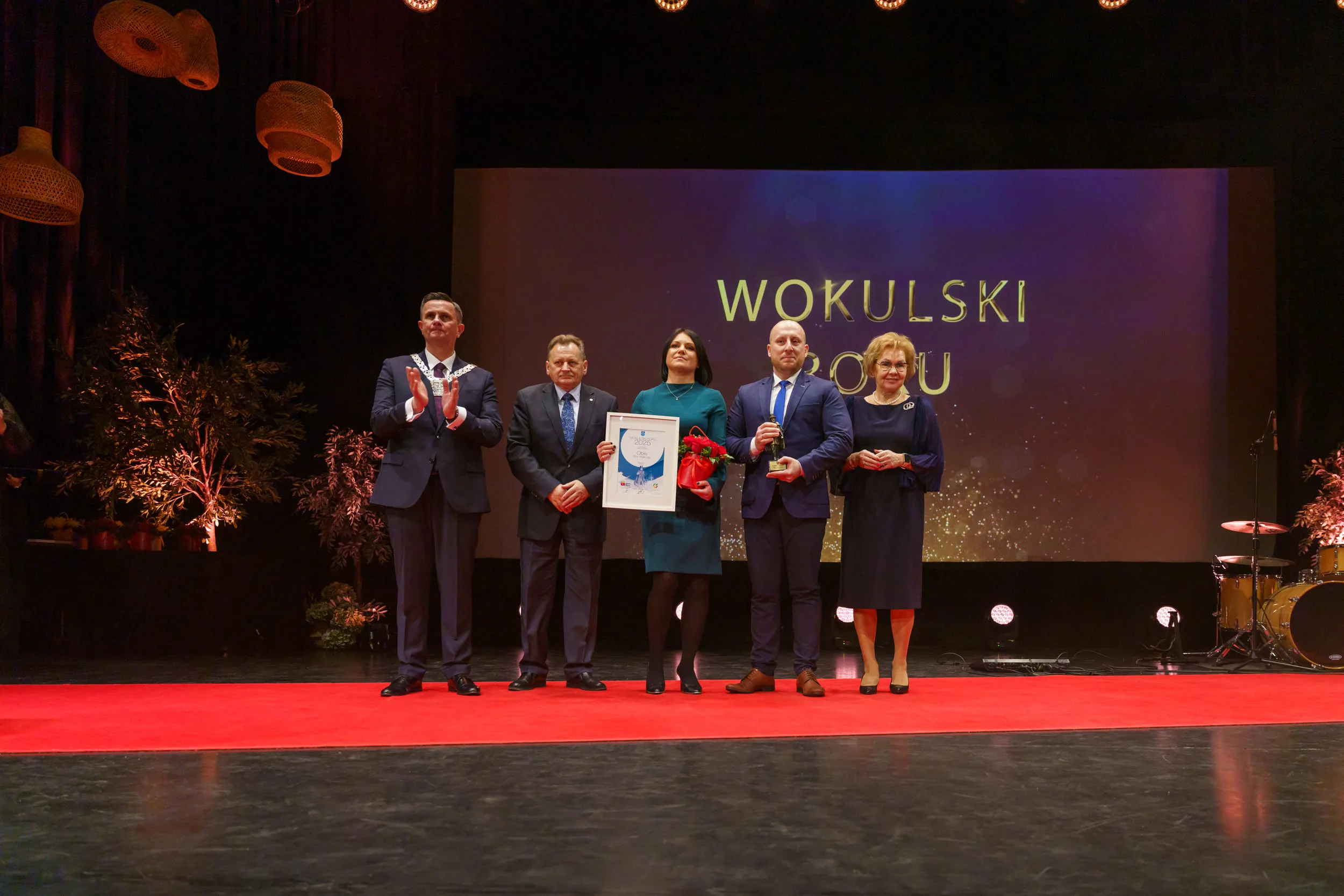 Przedstawiciele firmy OBIS odbierają statuetkę Wokulski Roku z rąk przedstawicieli Skierniewickiej Izby Gospodarczej podczas gali urodzin miasta.